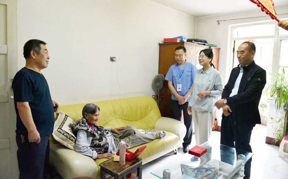（省国资委向导与集团党委书记、董事长张志明一同慰问加入解放战争的九旬老党员刘淑华）.jpg