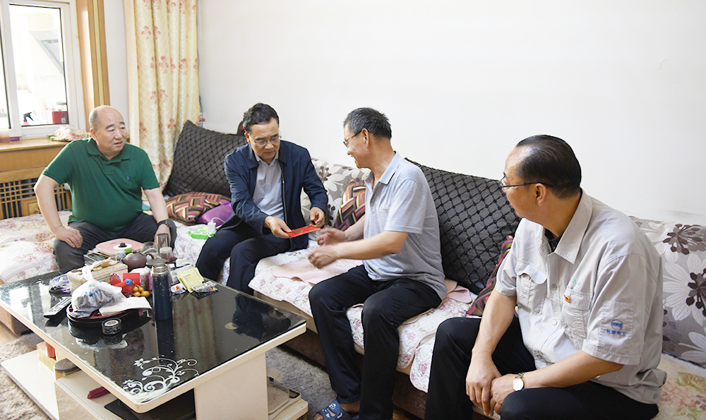 （集团党委委员、监事会主席周普生慰问长开厂集团公司难题党员）.JPG